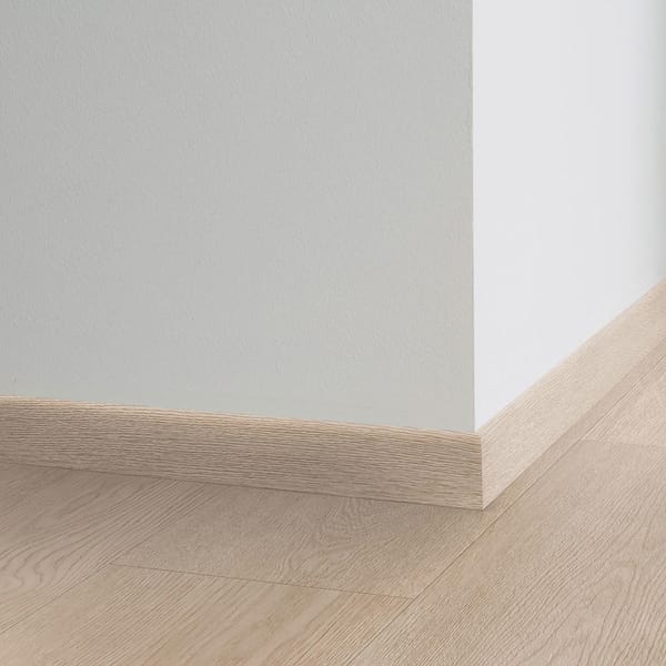 Decorative set-on skirtings for LVT